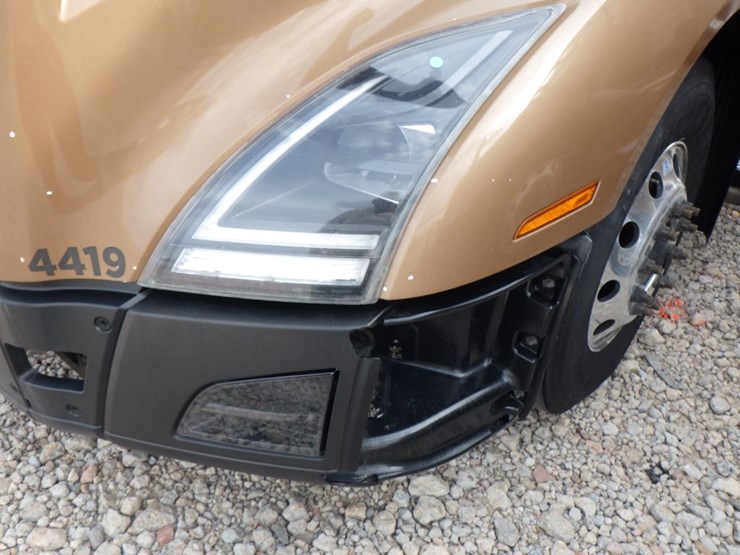 2022-volvo-vnl-300-image-3