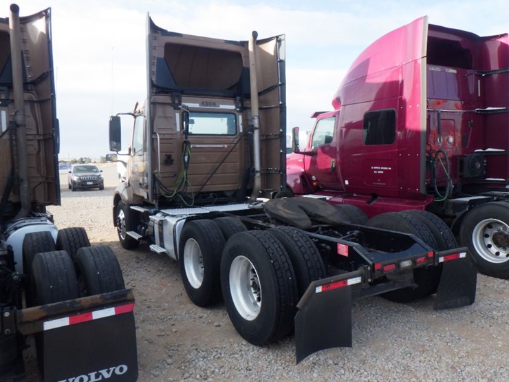 2019-volvo-vnl-300-image-10