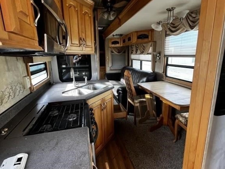 l1--2006-escalade-32'-travel-trailer-image-17