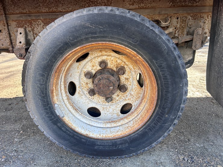 2012-isuzu-npr-image-57