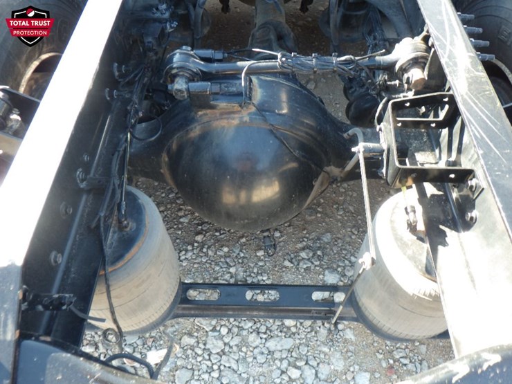 2022-volvo-vnl-300-image-11