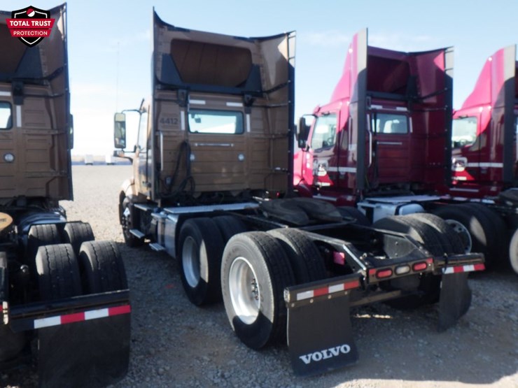 2022-volvo-vnl-300-image-10