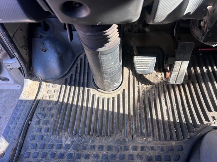 2012-isuzu-npr-image-51