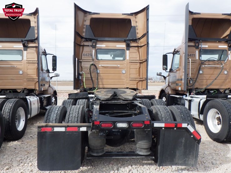 2022-volvo-vnl-300-image-11