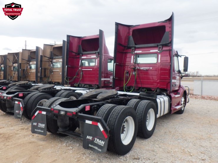 2023-volvo-vnl-300-image-7