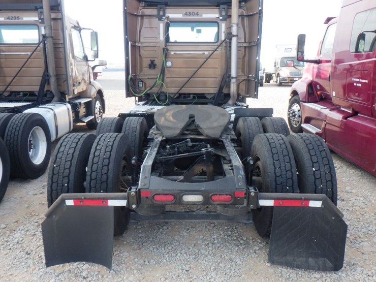 2019-volvo-vnl-300-image-8