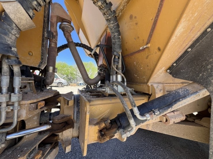 2012-caterpillar-740b-image-30