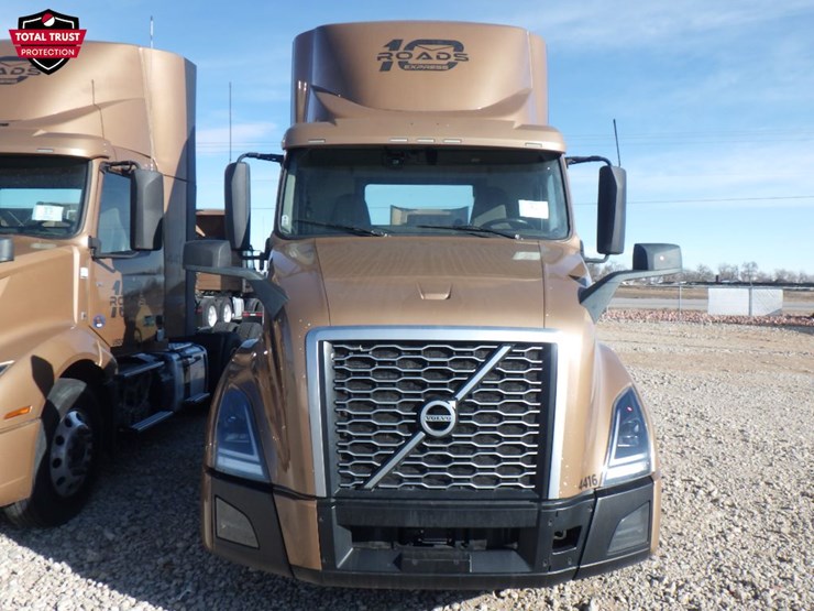 2022-volvo-vnl-300-image-2