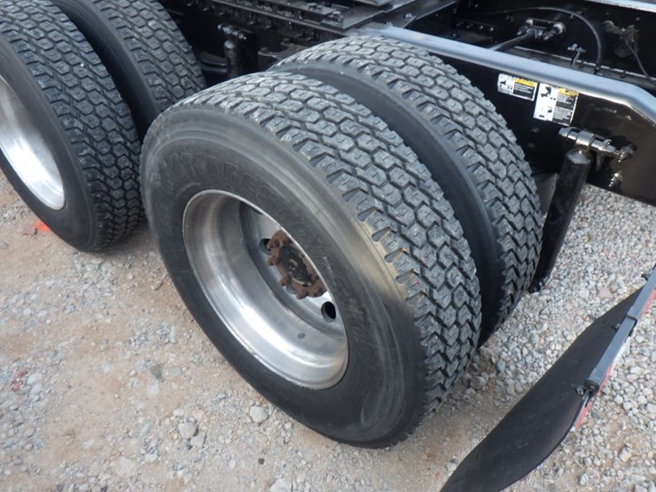 2018-peterbilt-579-image-12