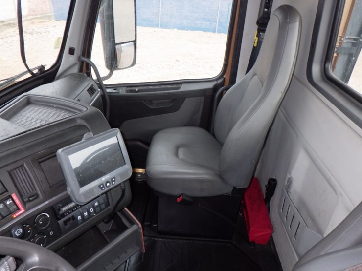 2022-volvo-vnl-300-image-15