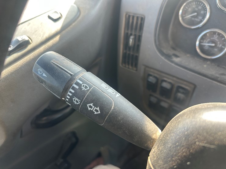 2015-peterbilt-337-image-28