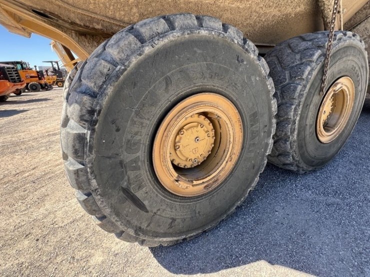 2012-caterpillar-740b-image-19