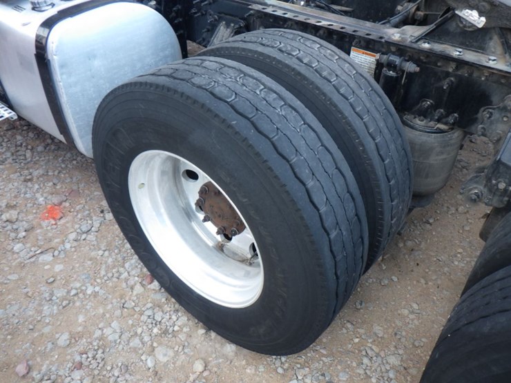 2019-volvo-vnl-300-image-12