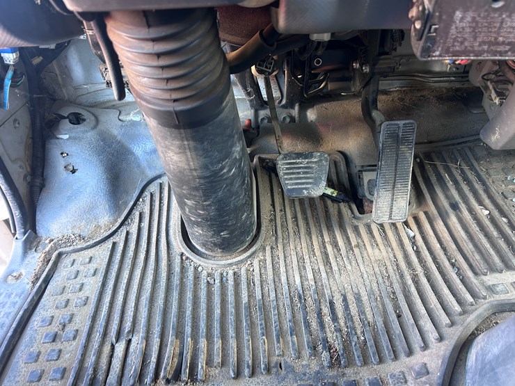 2013-isuzu-npr-image-56