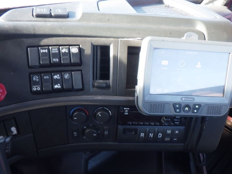 2021-volvo-vnl-300-image-15