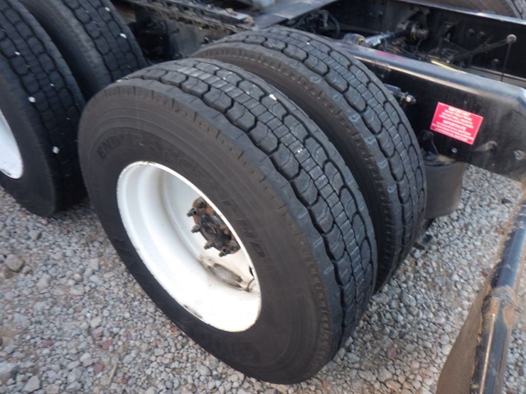 2021-volvo-vnl-300-image-11