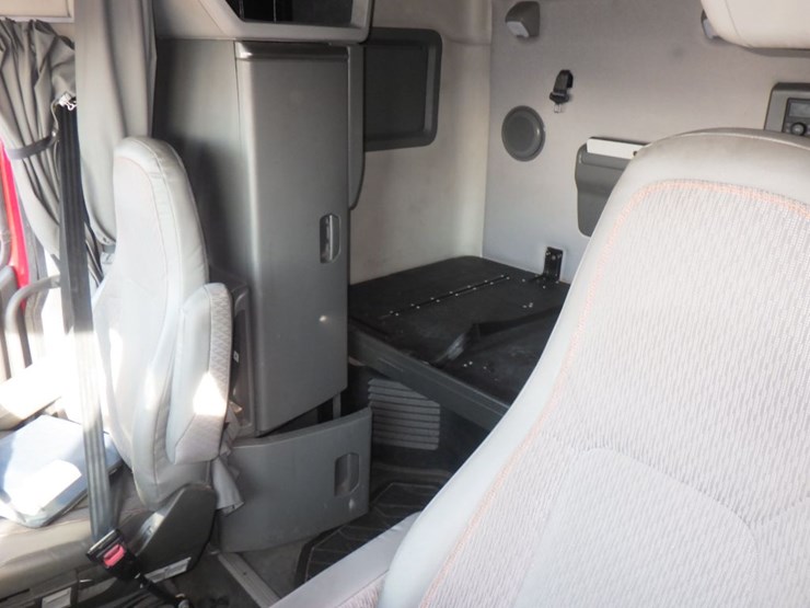 2021-volvo-vnl-760-image-18