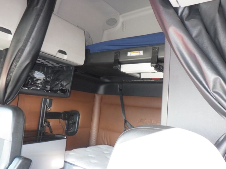 2021-freightliner-cascadia-126-image-20