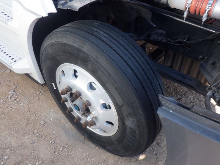 2020-freightliner-cascadia-126-image-24