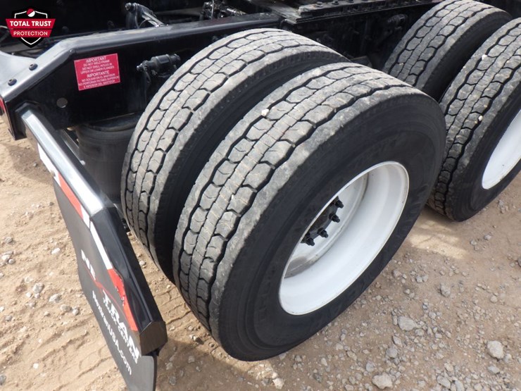 2024-volvo-vnl-300-image-7