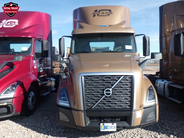 2022-volvo-vnl-300-image-2