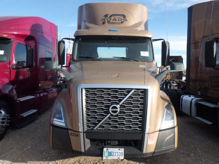 2019-volvo-vnl-300-image-2