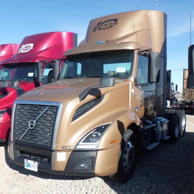 2022 VOLVO VNL 300
