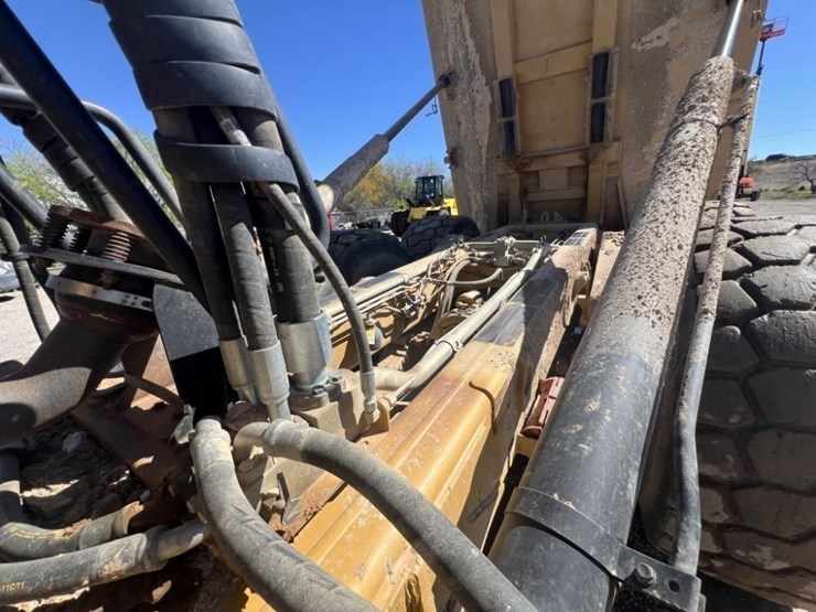 2013-caterpillar-740b-image-38