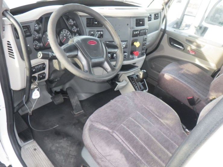 2018-peterbilt-579-image-15