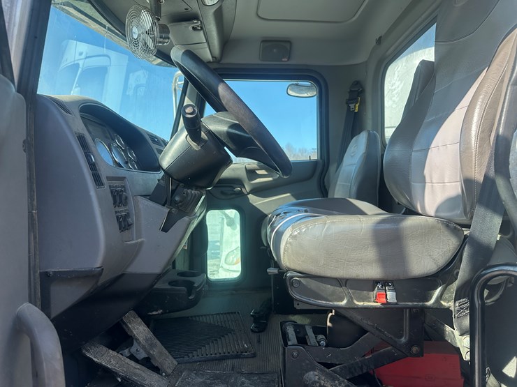 2015-peterbilt-337-image-24
