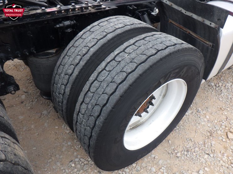 2023-volvo-vnl-300-image-5