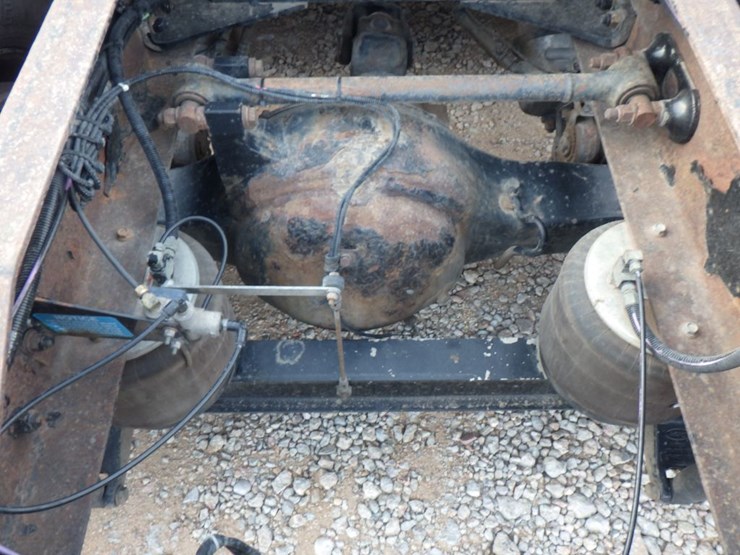 2002-peterbilt-385-image-9