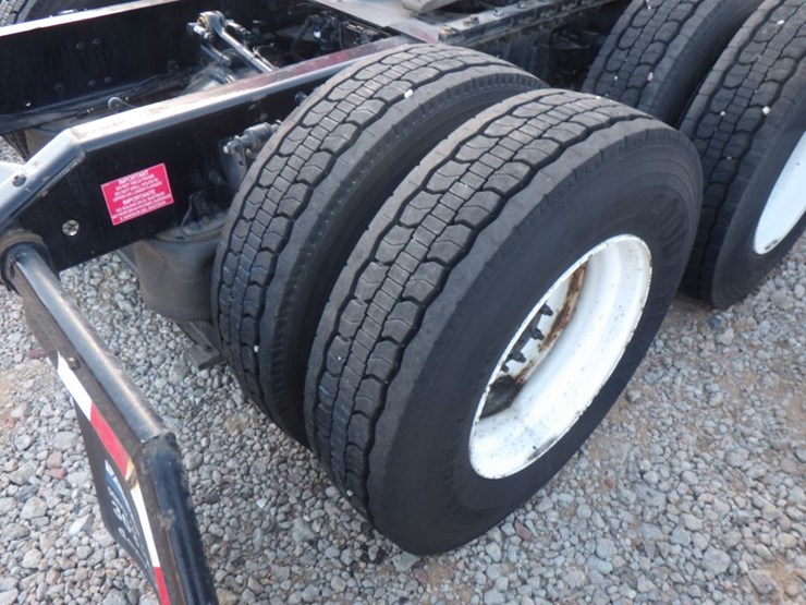 2021-volvo-vnl-300-image-7