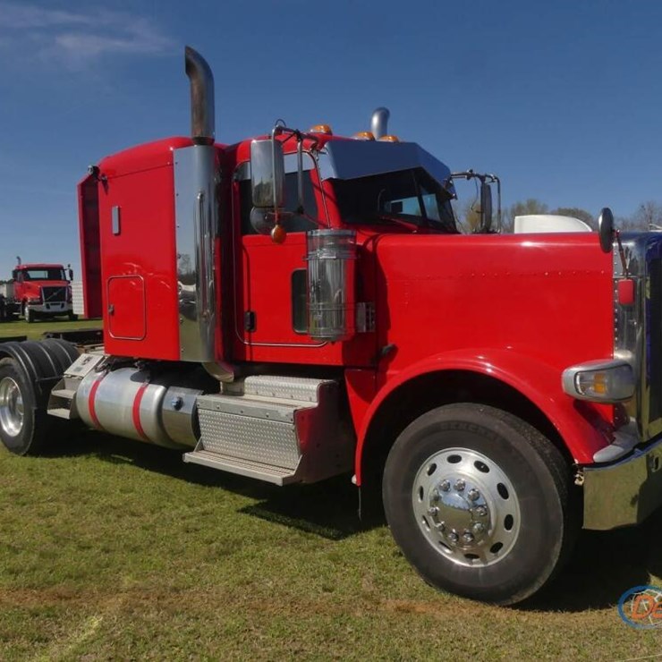 2017 PETERBILT 389