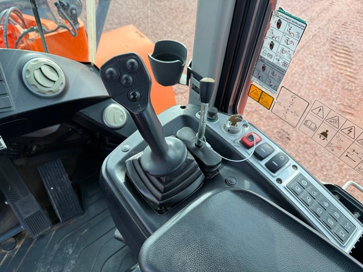 2017-doosan-dl220-5-image-57