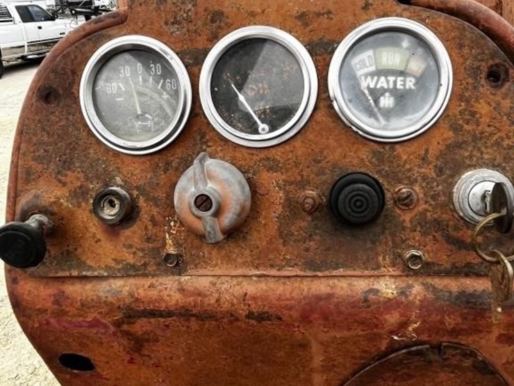 l2---farmall-350-l.p.-gas-image-11