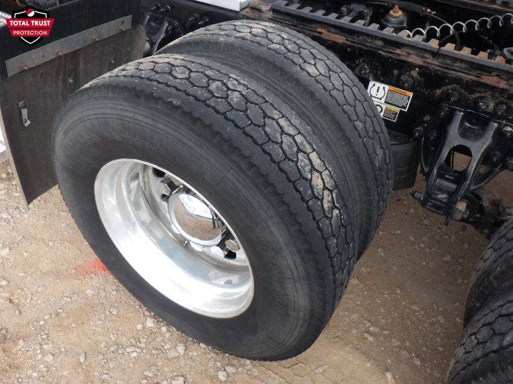 2023-peterbilt-389-image-15