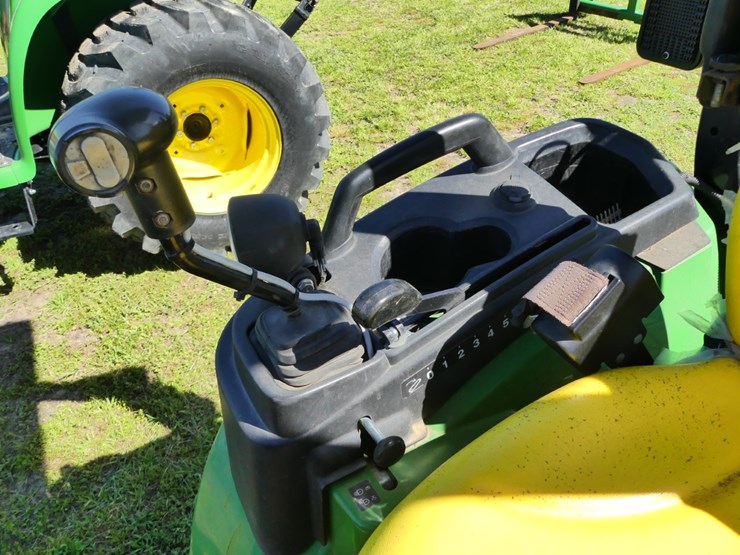 2025-john-deere-2025r-image-15