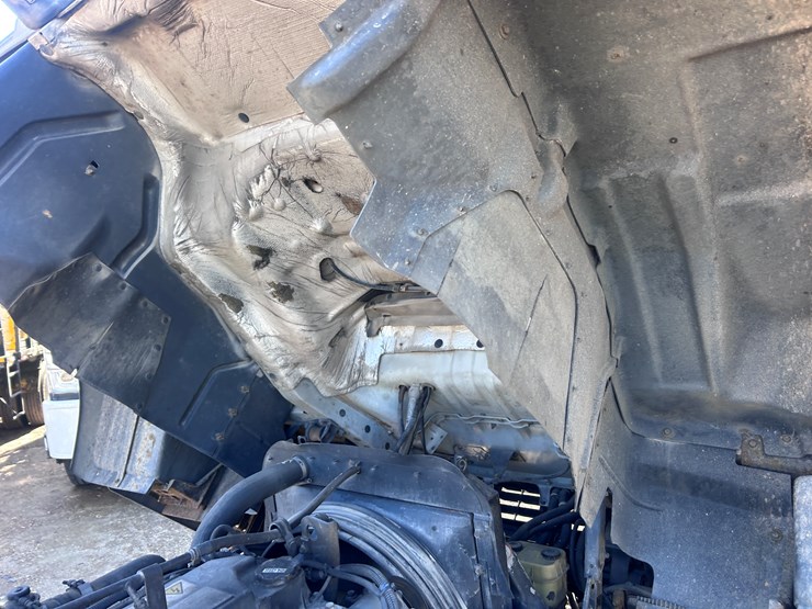 #1694-•-2004-isuzu-cab-and-chassis-image-48