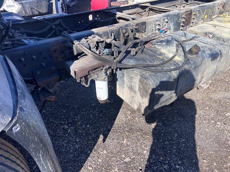 #1694-•-2004-isuzu-cab-and-chassis-image-15