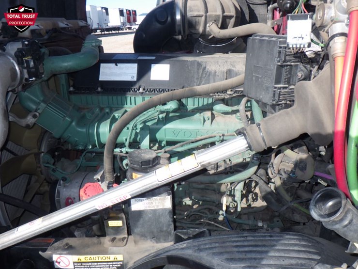 2022-volvo-vnl300-image-18