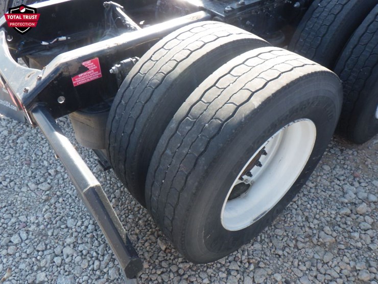 2022-volvo-vnl-300-image-6