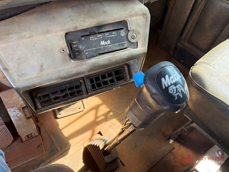 1993-mack-rd690s-image-33