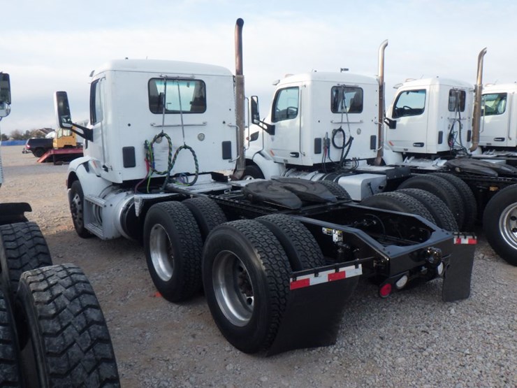 2018-peterbilt-579-image-11