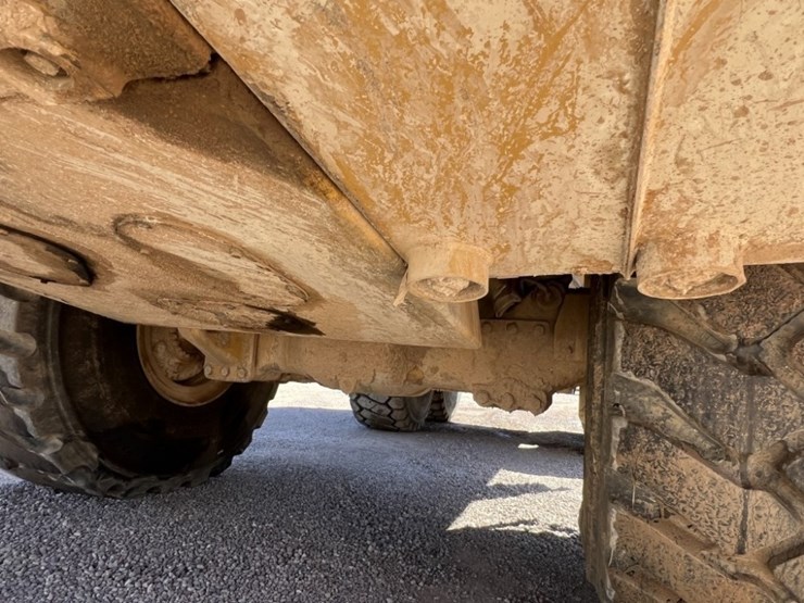 2013-caterpillar-740b-image-31