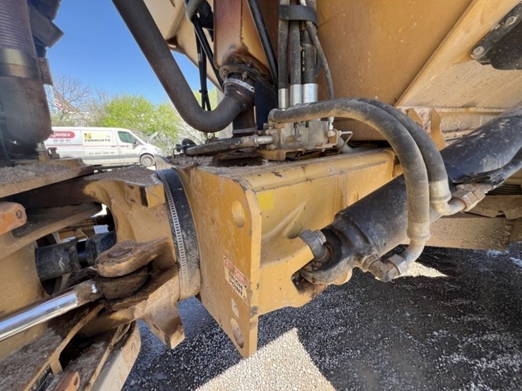 2013-caterpillar-740b-image-14