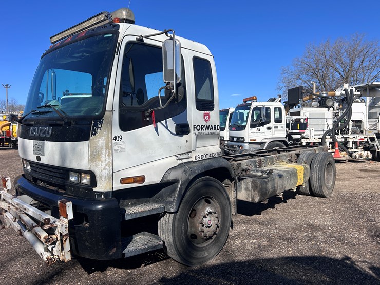 #1694-•-2004-isuzu-cab-and-chassis-image-1