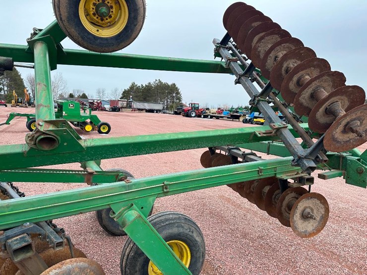 john-deere-235-image-31