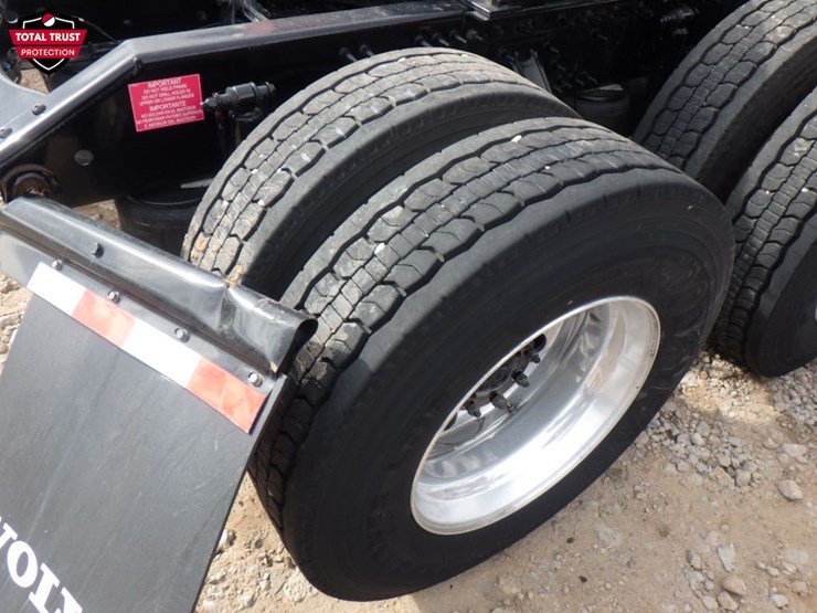 2024-volvo-vnl-300-image-6