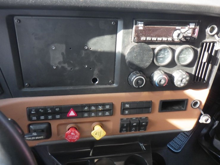 2021-freightliner-cascadia-126-image-19